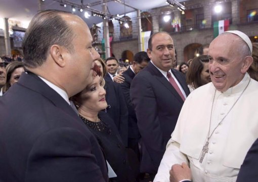 Cesar Duarte y su esposa Bertita saludan al papa Francisco