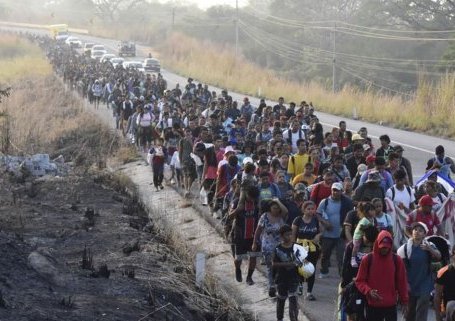 Miles de migrantes salen en caravana