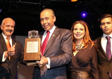 Premian a José Reyes Baeza por trayectoria en Fovissste