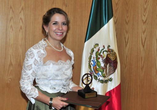 Silva de Anzorena recibe premio al mérito por el ITAM