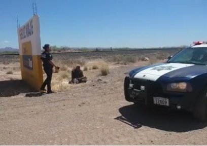 Sobrinos abandonan a anciano en plena carretera hacia Juárez