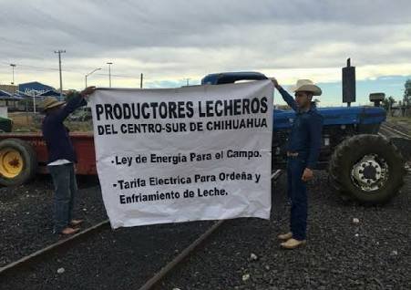 Ejitarios, campesinos y lecheros bloquean vías del tren en Chihuahua