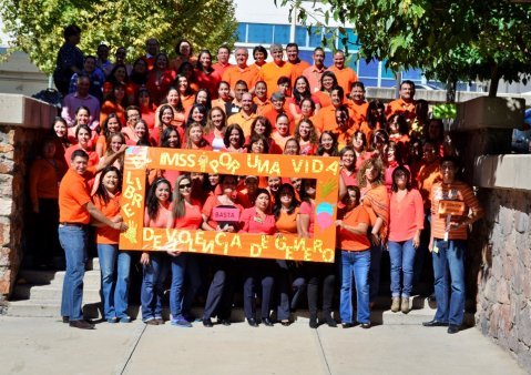 IMSS se viste de naranja contra la violencia de género