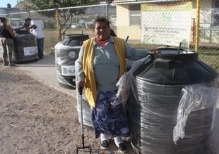 Edifica y Fechac entregan 200 tinacos a familias vulnerables