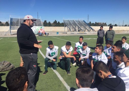 Exjugador de NFL ofreció clínica a niños en Ciudad Juárez