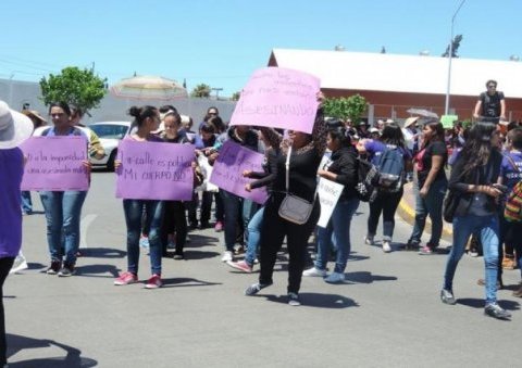 Integrantes de colectivos marchan contra violencia a la mujer