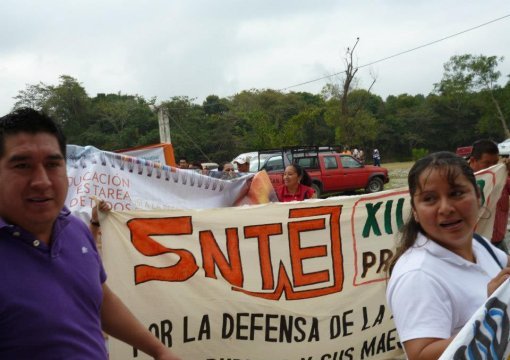 Protestan maestros; caminan de Juárez a Chihuahua 
